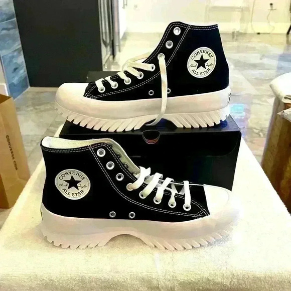Converse Women's 10.5 Chuck
Taylor All Star Lugged 2.0HighBlack - Picture 1 of 7